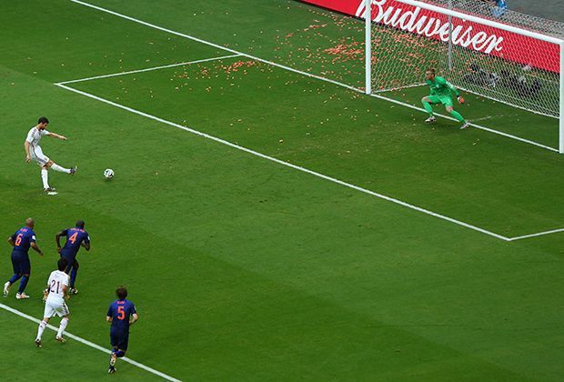 
                <strong>Spanien vs. Niederlande: 1:5 - Lehrstunde in Oranje</strong><br>
                Xabi Alonso von Real Madrid tritt an und verwandelt in der 27. Minute für Spanien.
              