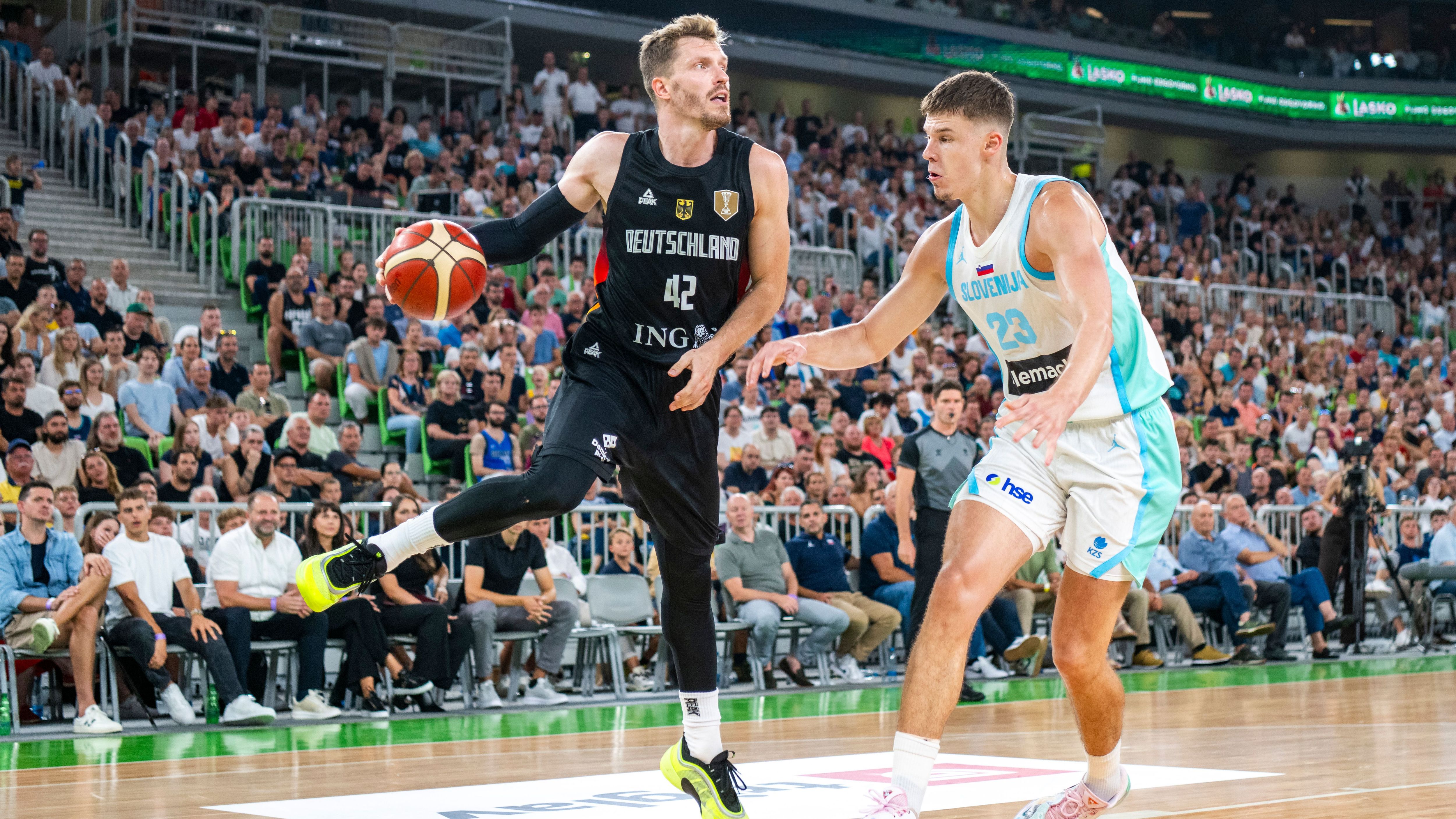 <strong>Andreas Obst (FC Bayern München)</strong><br>Der "deutsche Stephen Curry" wird den meisten Fans wegen seines "Dagger"-Dreiers im WM-Finale 2023 gegen die USA in Erinnerung bleiben. Doch auch auf Vereinsebene ist er ein "Scharfschütze": Im November 2024 traf er im Trikot des FC Bayern im Spiel gegen den FC Barcelona elf (!) von 16 Dreiern und stellte damit einen neuen Euroleague-Rekord auf.