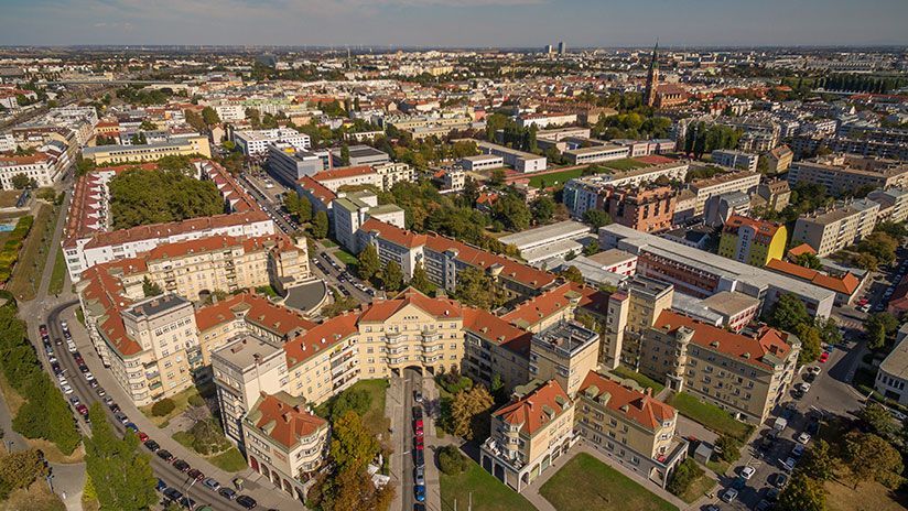 Der Paul-Speiser-Hof im 21. Wiener Gemeindebezirk wurde in den Jahren 1929 bis 1932 zum Teil auf dem Gelände des Floridsdorfer Athletik-Klubs errichtet.