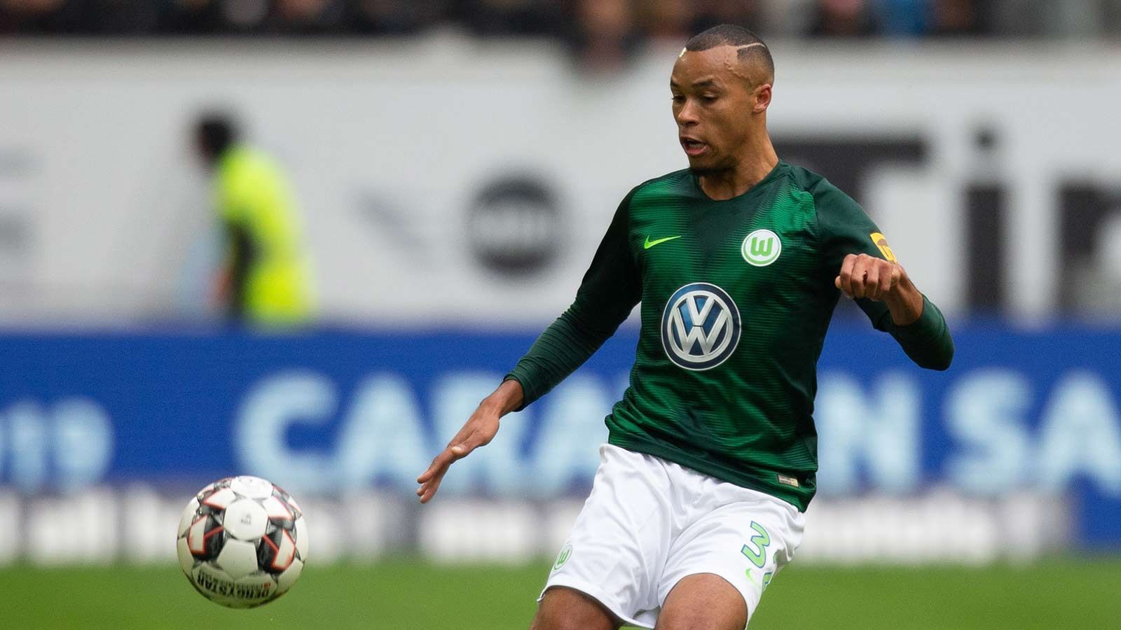 
                <strong>Marcel Tisserand (VfL Wolfsburg)</strong><br>
                Zum Anfang der Saison verpflichtete der VfL Wolfsburg Marcel Tisserand vom FC Ingolstadt. Allerdings kam der gebürtige Franzose aufgrund eines Sehnenrisses zu keinem Einsatz an den ersten vier Spieltagen. Um Spielpraxis zu sammeln, wurde der gelernte Innenverteidiger zur zweiten Mannschaft der Wölfe geschickt. 90 Minuten stand er Ende September auf dem Platz gegen den VfB Oldenburg. Seitdem ist der 25-Jährige ein fester Bestandteil bei der Profimannschaft.
              