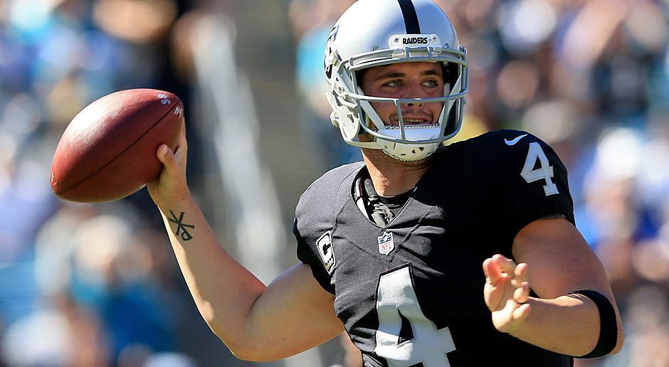 
                <strong>Derek Carr winkt Vertrag bei Oakland Raiders</strong><br>
                Mit seinem derzeitigen Rookie-Vertrag im dritten Jahr ist Quarterback Derek Carr von den Top 10 meilenweit entfernt. Selbst sein Vertreter Matthew McGloin kassiert in dieser Saison deutlich mehr als Carr, der 2016 rund 733.000 Dollar garantiert bekommt. Doch die Raiders wissen, was sie an ihm haben und wollen ihn laut "ESPN" ab der kommenden Saison mit einem echten Monstervertrag ausstatten, der sich laut Quellen "in Luck'schen Sphären" befinden soll, also rund 123 Millionen Dollar in den kommenden fünf Jahren.
              