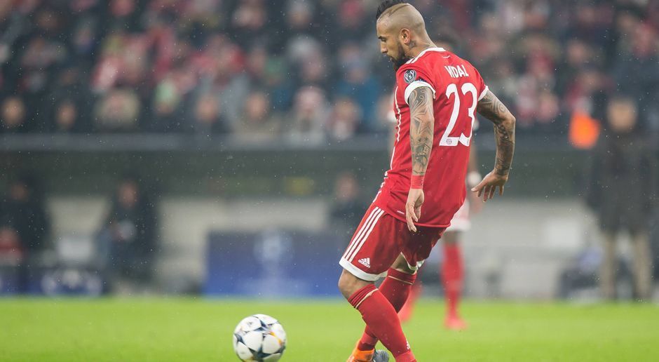 
                <strong>Arturo Vidal</strong><br>
                Auch Vidal hält es nach dem Platzverweis nicht mehr auf seiner Position, er macht aus der Sechs beziehungsweise Acht eine Zehn. Kämpferisch wie immer Top, aber auch er hat zunächst nicht die zündende Idee, das Bollwerk zu knacken. Dafür auch in Halbzeit zwei im Vorwärtsgang. ran-Note: 2
              