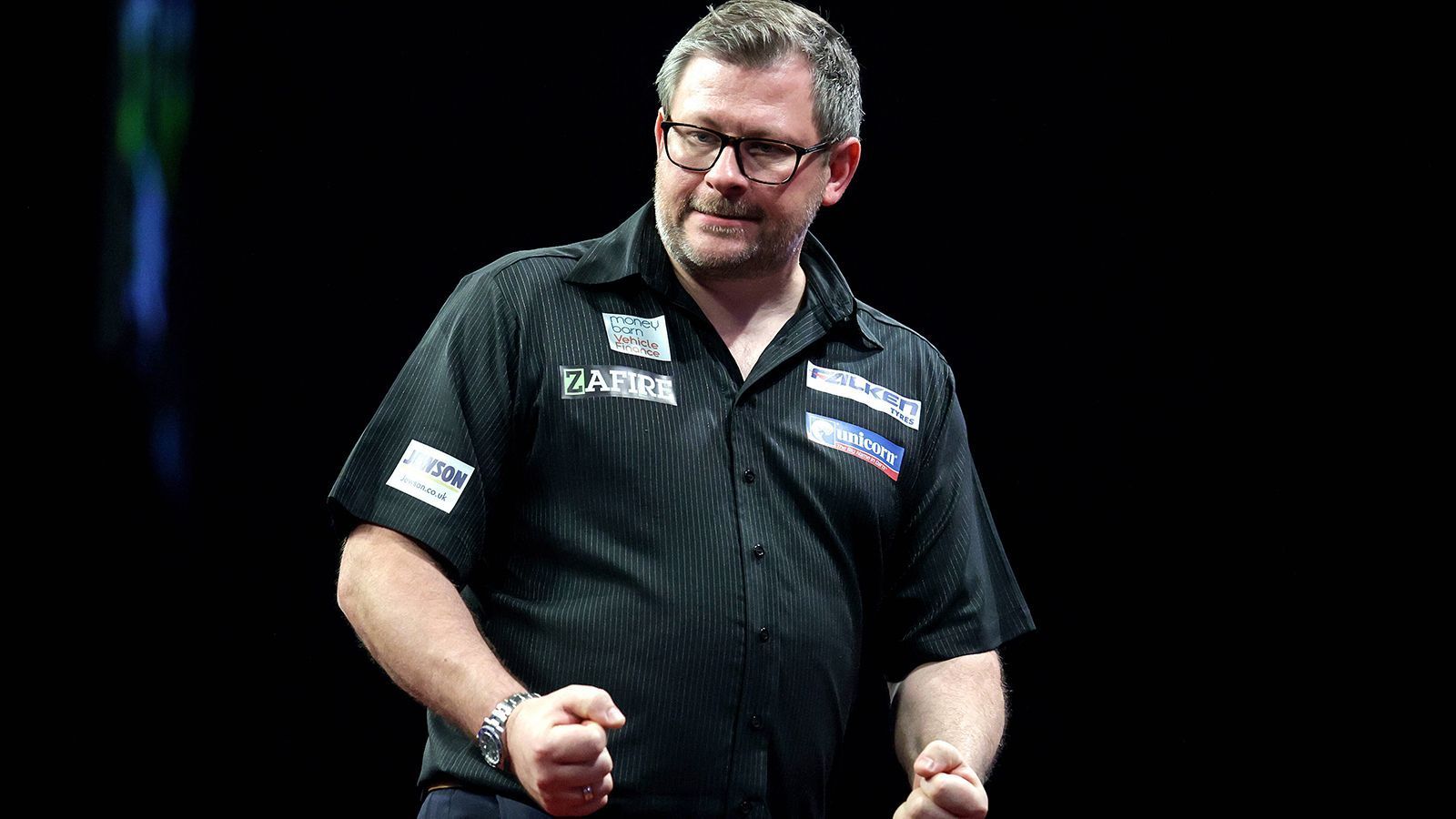 
                <strong>James Wade</strong><br>
                Major-Turniere, die Premier League, das Masters… James Wade hat eigentlich alles gewonnen, was man als Darts-Spieler gewinnen kann. Einzig der WM-Titel fehlt dem Engländer noch. Ob er seinen großen Traum in diesem Jahr erfüllen kann, darf jedoch bezweifelt werden. Wade gehört weiterhin nicht zu den "Scoring-Monstern", sondern kommt über sein konstantes Spiel und seine gute Doppelquote. Die Vergangenheit hat allerdings häufig gezeigt, dass dies bei einem langen Turnier, wie der WM, nicht ganz reicht. Denn: "The Machine" ist auf seine hervorragende Doppelquote angewiesen. Schwächelt er dort, kann er mit den "Top-Guns" nicht mithalten. Auf der Tour erreichte er in diesem Jahr vier Halbfinals bei größeren Turnieren, ein Titel blieb ihm dabei verwehrt.
              