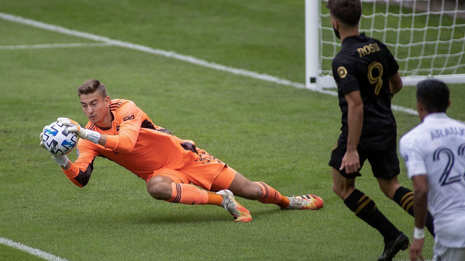 
                <strong>Jonathan Klinsmann</strong><br>
                Sohn Jonathan Klinsmann hat sich aufs Toreverhindern spezialisiert und ist Torwart. Nach dem Beginn seiner Laufbahn in den USA kam er 2017 zu Hertha BSC, wo er sich allerdings nicht durchsetzen konnte. Über den FC St. Gallen ist Klinsmann inzwischen zurück in die Staaten zu LA Galaxy gewechselt.
              