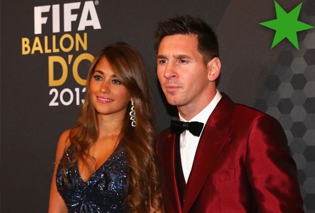
                <strong>TOP: Provokant in Rot 2014</strong><br>
                Sein Outfit bei der Wahl zum Weltfußballer sorgte auch vergangenes Jahr für viel Aufsehen. Im Mittelpunkt damals stand nicht etwa der strahlende Gewinner Cristiano Ronaldo, sondern Messis knallrotes Kostüm. 
              