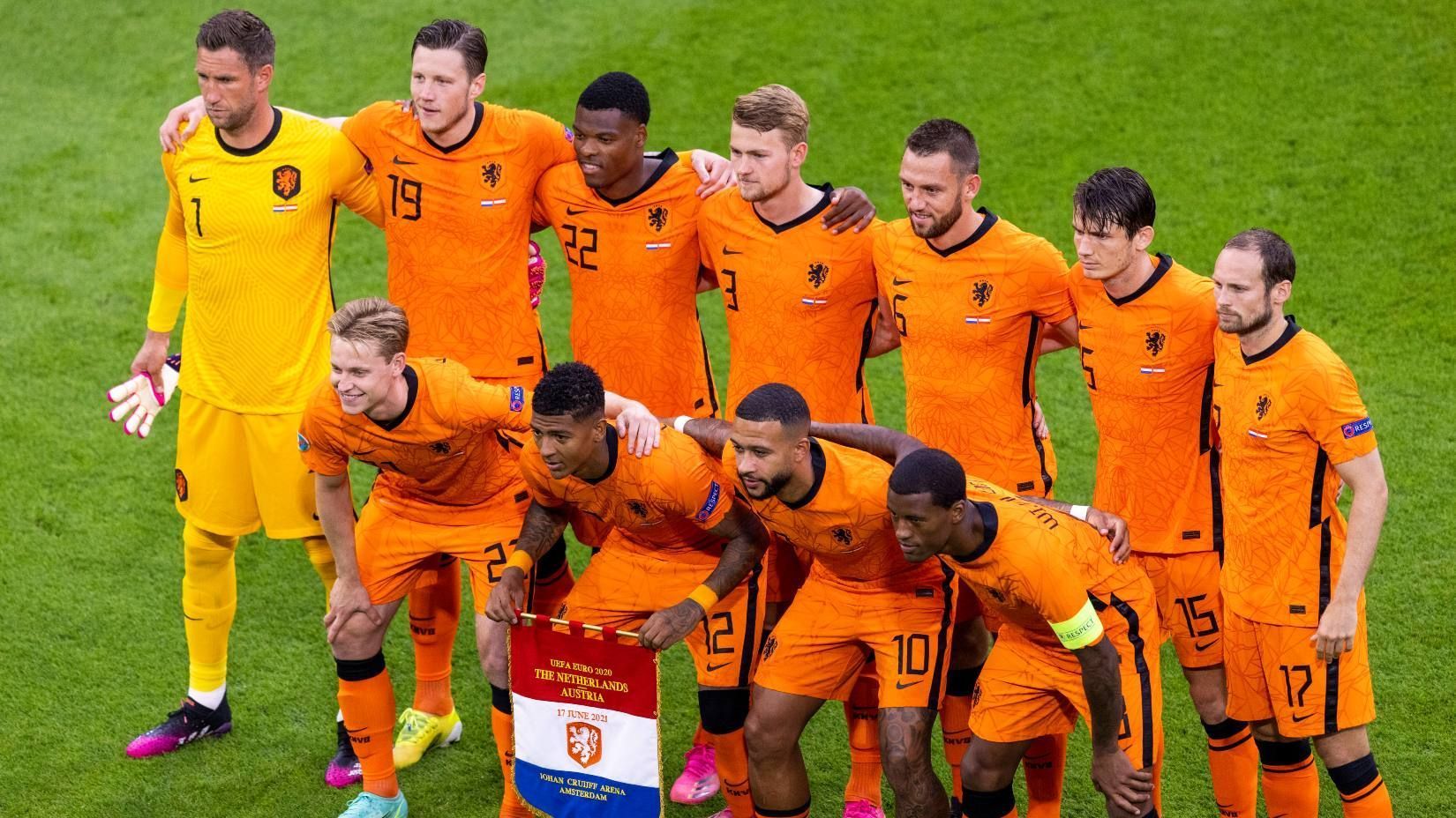 
                <strong>Achtelfinal-Formcheck: Wie titelreif sind die Niederländer? </strong><br>
                Mit neun Punkten und einem Torverhältnis von 8:2 zogen die Niederländer ohne Mühe ins Achtelfinale ein. Dort trifft die Mannschaft von Trainer Frank de Boer auf das Überraschungsteam aus Tschechien (ab 18 Uhr im Liveticker auf ran.de). Durch die souveräne Leistung in der Gruppenphase mauserte sich die "Elftal" zu einem der Mitfavoriten. Können die Niederländer die bisherigen Ergebnisse bestätigen? ran macht den Formcheck. 
              
