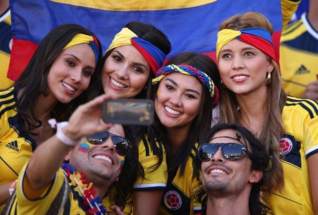
                <strong>Verrückt, sexy, skurril: Fans in Brasilien</strong><br>
                ... wird hinterher auch noch ein Selfie gemacht, um diesen denkwürdigen Tag mit dem 4:1-Sieg gegen Japan und dem Gruppensieg festzuhalten.
              