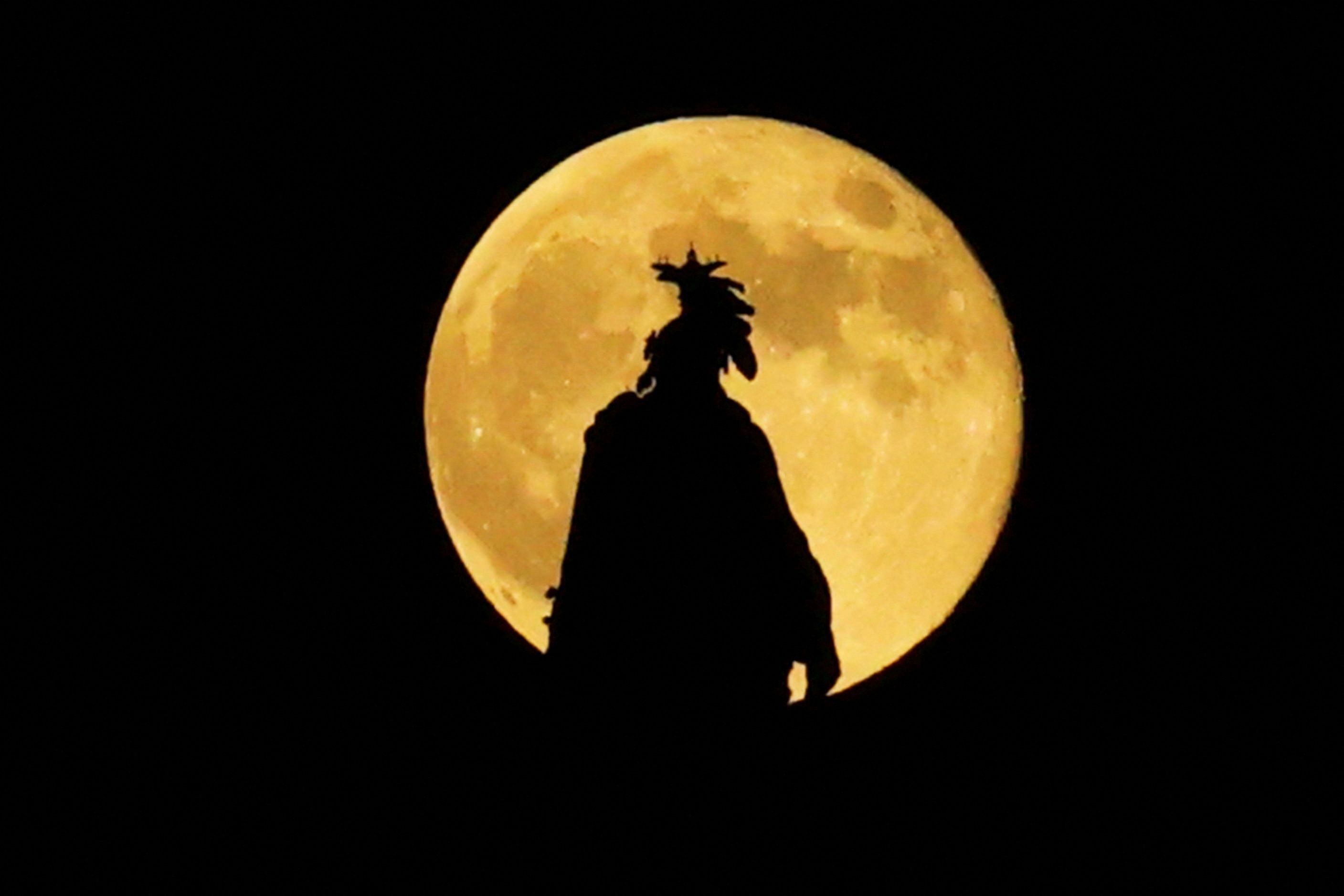 Der Supermond geht über der Freiheitsstatue in Washington auf.