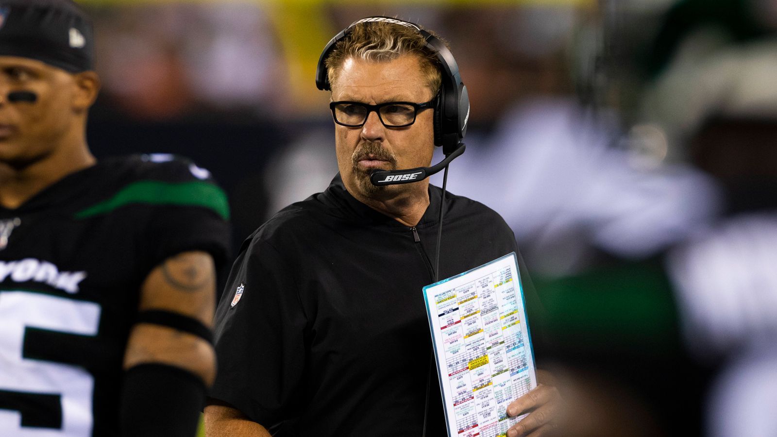 
                <strong>Verlierer: Gregg Williams</strong><br>
                Ein großer Verlierer ist auch der ehemalige Defensive Coordinator der New York Jets. Wenige Sekunden vor Schluss sah es noch nach dem ersten Saisonsieg für die Jets aus, ehe er im letzten Spielzug einen Acht-Mann-Blitz in Richtung von Derek Carr, Quarterback der Las Vegas Raiders, schickte. Es kam, was kommen musste: Carr bediente Henry Ruggs und der Rookie-Wide-Receiver sorgte mit seinem Touchdown für die zwölfte Saisonniederlage der Jets. In der Folge hagelte es massive Kritik, auch von den eigenen Spielern. Einen Tag später wurde er dann entlassen.
              