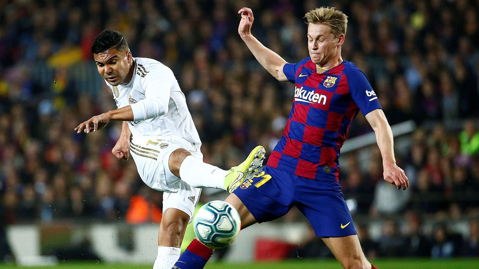 
                <strong>Brasilianisch-niederländisches Duell</strong><br>
                Hier werfen Reals Casemiro (l.) und Frenkie de Jong für den FC Barcelona alles in die Waagschale, um ihr Team voranzubringen.
              