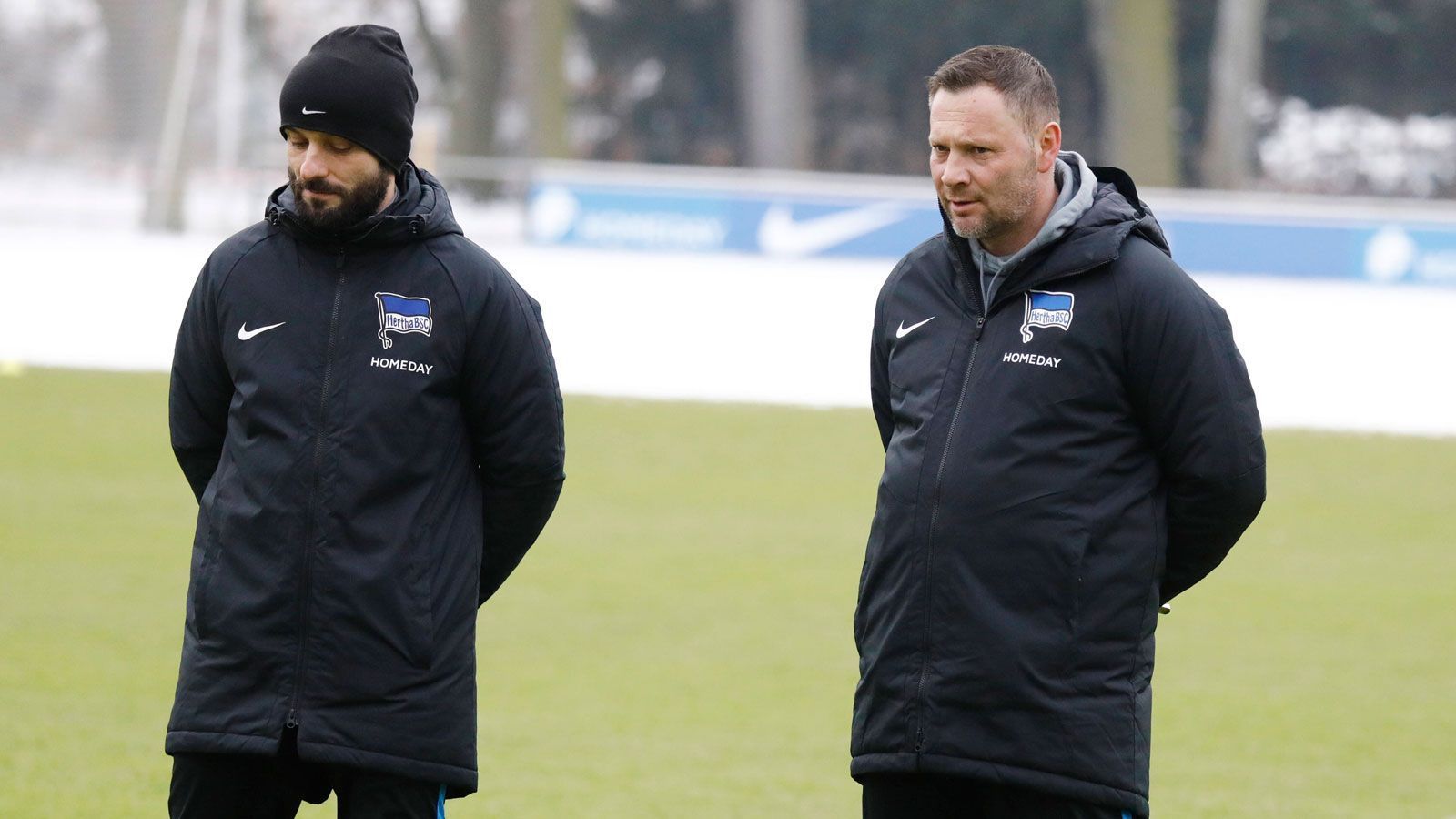 
                <strong>Es begann mit Dardai, Hamzagic und Lukebakio</strong><br>
                Am Donnerstag verkündete Hertha BSC die Corona-Infektionen von Trainer Pal Dardai, seinem Assistenten Admir Hamzagic und Angreifer Dodi Lukebakio. Alle drei begaben sich in häusliche Quarantäne, auch Co-Trainer "Zecke" Neuendorf wurde als Kontaktperson ersten Grades isoliert. U23-Trainer Malik Fathi und Sportdirektor Arne Friedrich wurden mit der Vorbereitung für das anstehende Spiel gegen Mainz 05 beauftragt.
              