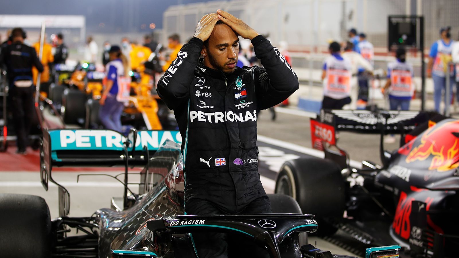 
                <strong>Lewis Hamilton</strong><br>
                Auf Hamiltons Agenda steht unsere Erde ganz oben. Umso begeisterter zeigt sich der leidenschaftliche Racer von der Extreme E: "Als ich von Extreme E gehört habe, bin ich direkt aufgesprungen. Wofür die Serie steht und wofür sie sich einsetzt, das könnte ziemlich stark werden." Hier könne er seine Liebe zum Motorsport und zum Planeten kombinieren. Die Tatsache, dass sich während des Rennens eine Frau und ein Mann das Auto teilen müssen, sieht er zudem als wichtigen Schritt auf dem Weg zur Gleichberechtigung. Aber der F1-Rekordchampion weiß auch: "Es gibt keine schnelle Lösung für die Motorsportbranche, sich in eine integrativere Richtung zu bewegen. Es ist ein langwieriger Prozess, die Ungleichheiten zu beseitigen, die für viele Menschen auf dem Karriereweg liegen."
              