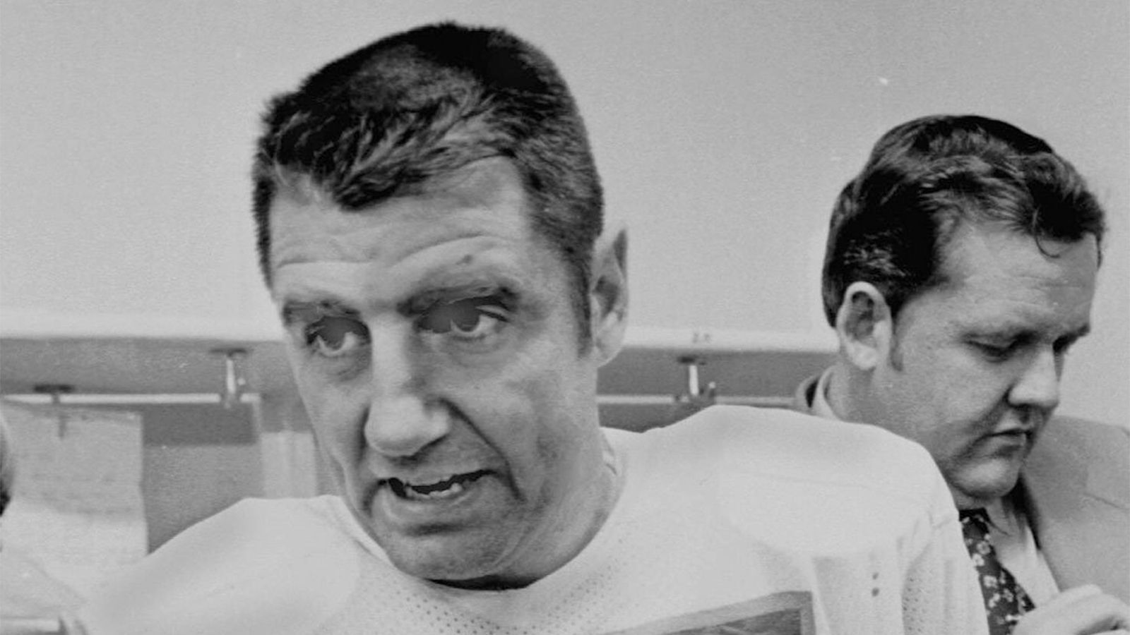 
                <strong>Earl Morrall (Baltimore Colts, Saison 1970)  </strong><br>
                Johnny Unitas verletzte sich im zweiten Viertel von Super Bowl V gegen die Dallas Cowboys, womit Backup Earl Morrall in die Bresche sprang. Mit einem Touchdown Rückstand ging es ins letzte vierten Viertel, welches die Colts Dank zehn Punkten in Serie noch drehen konnten. Morrall verbuchte dabei 147 Passing Yards und eine Interception. Zwei Jahre zuvor vertrat Morrall bereits den verletzten Unitas für die gesamte Saison, gegen die New York Jets mit Playmaker Joe Namath in Super Bowl III setze es dann aber eine 7:17-Pleite.
              