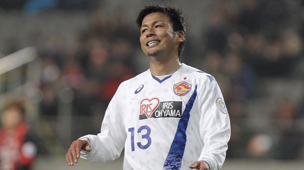 
                <strong>Platz 3: Atsushi Yanagisawa (48 Spiele)</strong><br>
                Platz 3: Atsushi Yanagisawa (48 Spiele). Der Drittplazierte schaffte in der italienischen Serie A ganze 48 Spiele als Stürmer ohne Tor. Während seiner Zeit bei ACR Messina und Sampdoria Genua traf er kein einziges Mal.
              