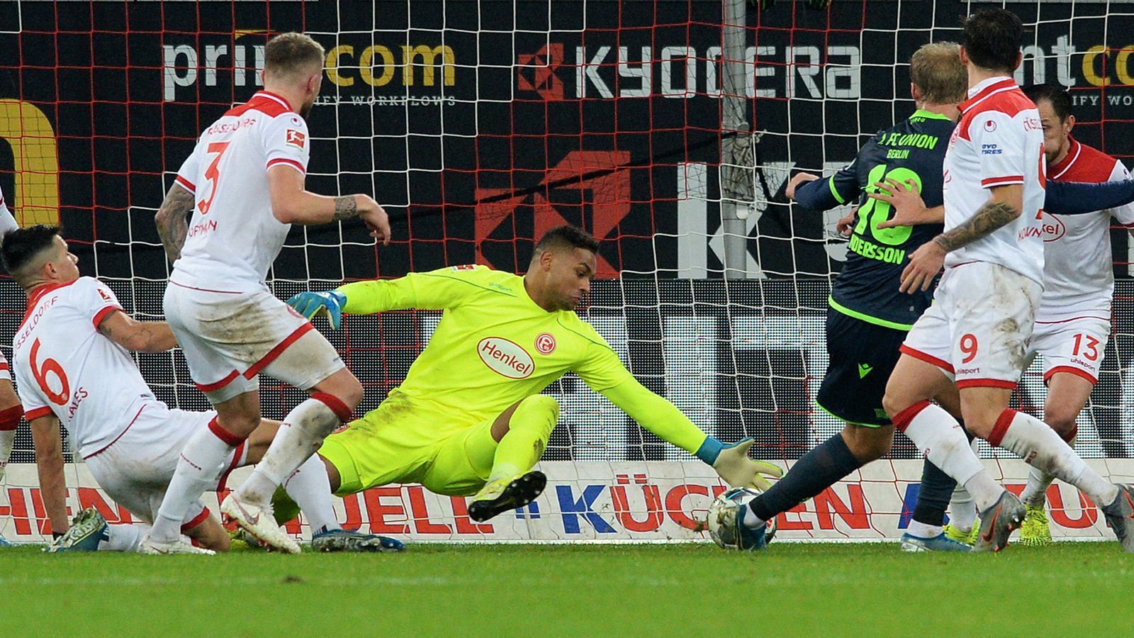 
                <strong>Fortuna Düsseldorf</strong><br>
                Leih-Torhüter Zack Steffen (Bild) spielte eine tolle Hinrunde, verletzte sich dann, könnte im Endspurt aber wieder im Fortuna-Tor stehen. Für Stürmer Dawid Kownacki ist die Saison wegen einer Knieverletzung aber beendet.
              