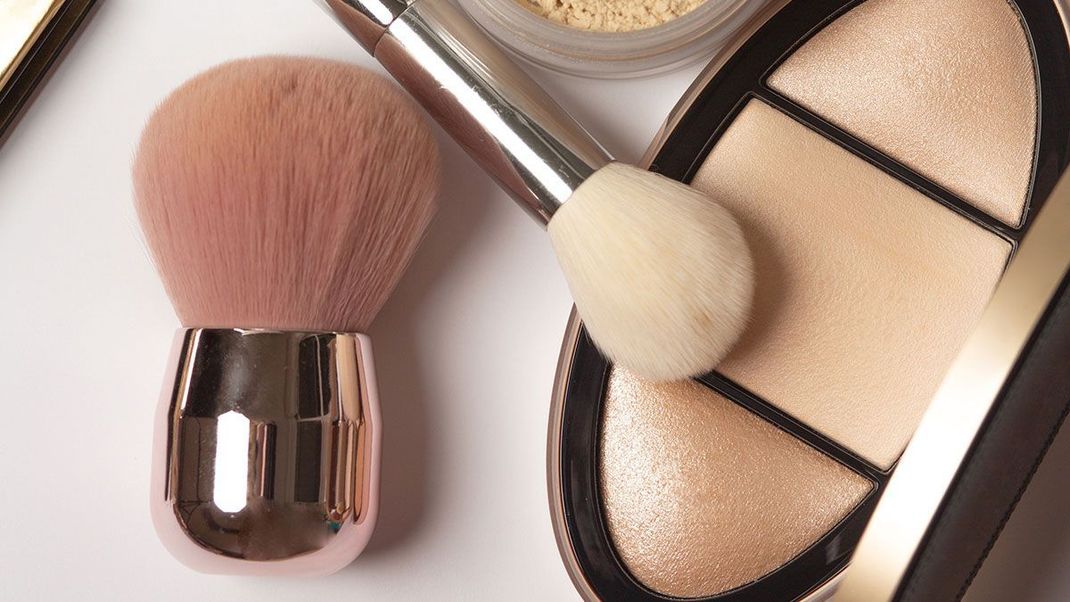 Puder, Rouge, Concealer oder Bronzer – wir verraten euch, wann ihr den Kabuki Make-up Pinsel einsetzen könnt.