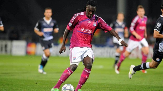 
                <strong>Schnellster Hattrick in der Champions League: Bafetimbi Gomis</strong><br>
                Schnellster Hattrick in der Champions League - Bafetimbi Gomis: Als Lyon am 7. Dezember 2011 zu Dinamo Zagreb reiste, rechnete wohl kein Spieler der Franzosen mit einem derart einseitigen Spiel. Lyon gewann mit 7:1 in der kroatischen Hauptstadt und Stürmer Bafetimbi Gomis gelang dabei innerhalb von acht Minuten der schnellste lupenreine Hattrick in der Wettbewerbs-Historie. Am Ende erzielte der Franzose sogar noch seinen vierten Treffer des Abends. Hinterher untersuchte die UEFA das Spiel allerdings wegen angeblicher Hinweise auf eine Spiel-Manipulation.
              