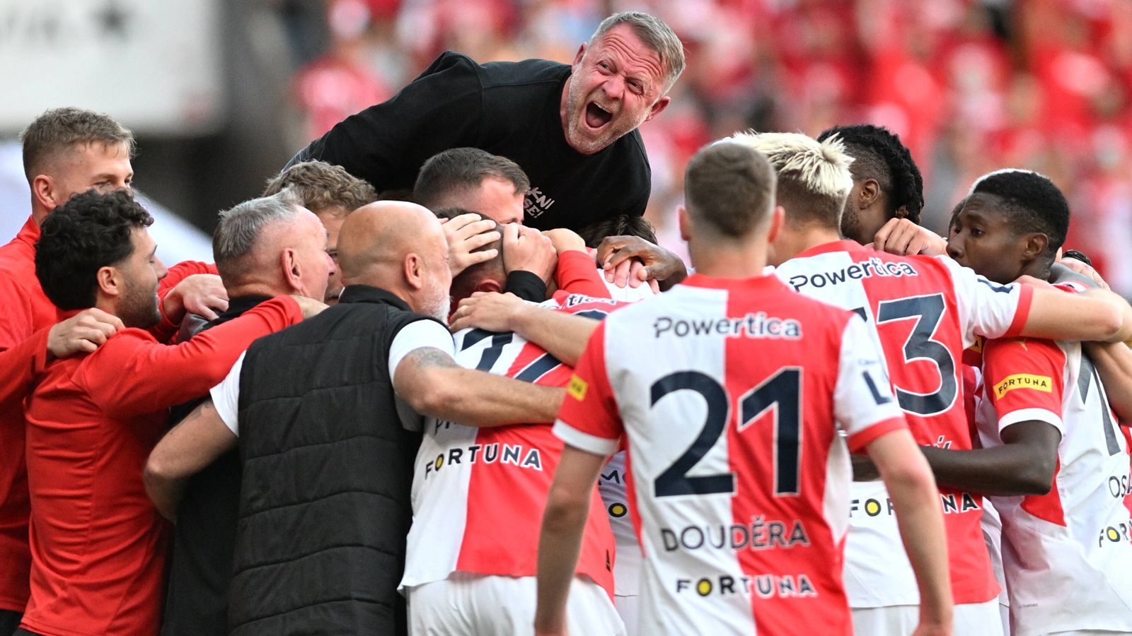<strong>Tschechien: Slavia Prag</strong><br>In Tschechien hat sich Slavia Prag vorzeitig den Titel gesichert. Ausgerechnet durch einen 2:1-Derbysieg über Sparta sorgte Slavia für die Entscheidung im Meisterschaftskampf. In der 87. Minute sorgte Oscar für den entscheidenden Treffer zum Sieg und Titel für Slavia.