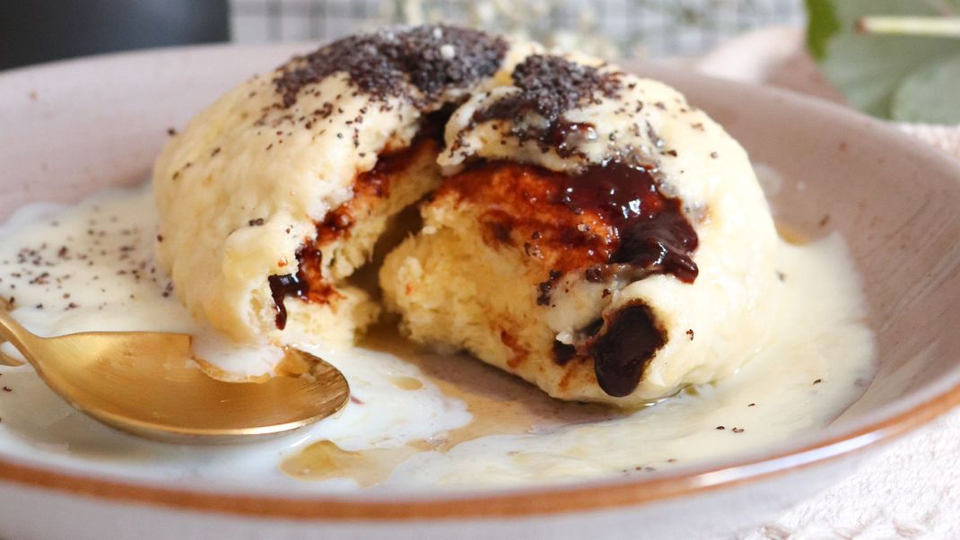 Germknödel mit Zwetschgenmus und Vanillesoße, gebacken von "Das große Backen"-Gewinnerin Monika Nagl