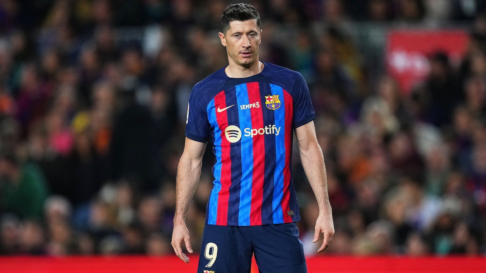 
                <strong>Platz 7: Robert Lewandowski (FC Barcelona)</strong><br>
                &#x2022; Einkommen: 35 Millionen Euro<br>&#x2022; Gehalt: 27 Millionen Euro<br>&#x2022; Sponsoren-Einnahmen: acht Millionen Euro<br>
              