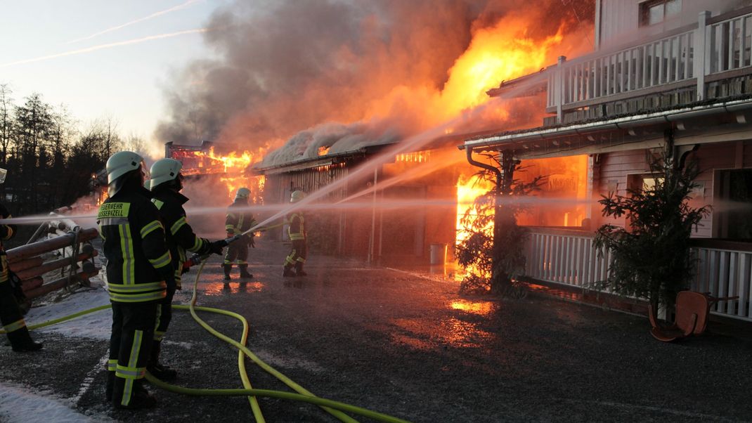 Feuerwehrleute löschen einen Brand in der Westernstadt Pullman City im Bayerischen Wald.