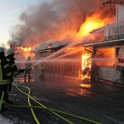 Ein Großbrand hat die beliebte Westernstadt "Pullman City" im Bayerischen Wald in Teilen zerstört.
