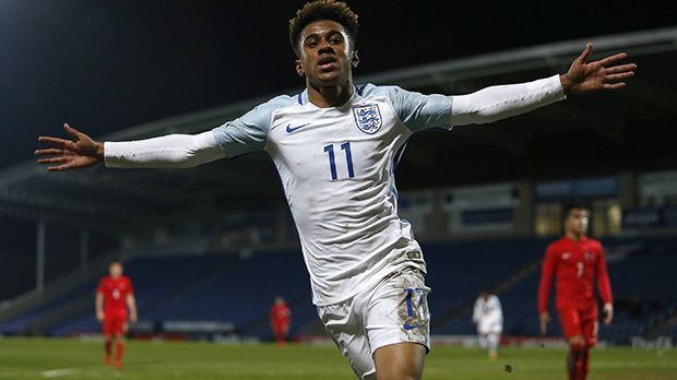 
                <strong>Reiss Nelson (England)</strong><br>
                Reiss Nelson (England): Arsenals Jugendspieler gilt als eines der größten Talente Europas. Der 16-Jährige ist in der Offensive variabel einsetzbar, spielt meistens aber auf den Flügeln. In sieben Spielen für die U17-Nationalmannschaft schießt Nelson acht Tore. Experten sehen in ihm den neuen Theo Walcott.
              