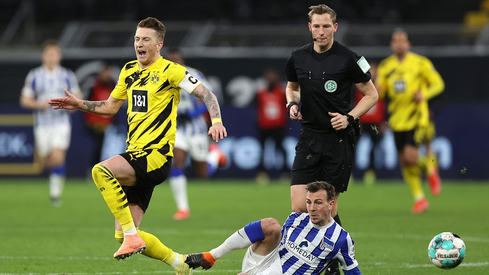 
                <strong>Reus verletzt sich nach Foul von Darida</strong><br>
                Dieser 2:0-Sieg gegen Hertha BSC bleibt nicht ungetrübt: Gut zehn Minuten vor Ende des Spiels führt Marco Reus den Ball durch die Hälfte der Berliner und drängt mit seinen Mannschaftskollegen auf den zweiten Treffer. Herthas Mittelfeldspieler Vladimir Darida verfolgt den 31-Jährigen und grätscht Reus beim Versuch der Balleroberung von hinten um.  
              