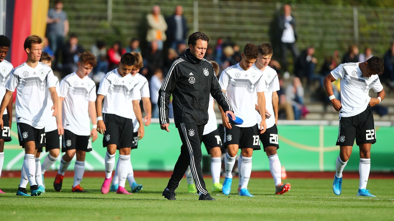 
                <strong>Dennis Lamby</strong><br>
                Lamby trainierte zuletzt die DFB-U17, ist aktuell aber vereinslos.
              