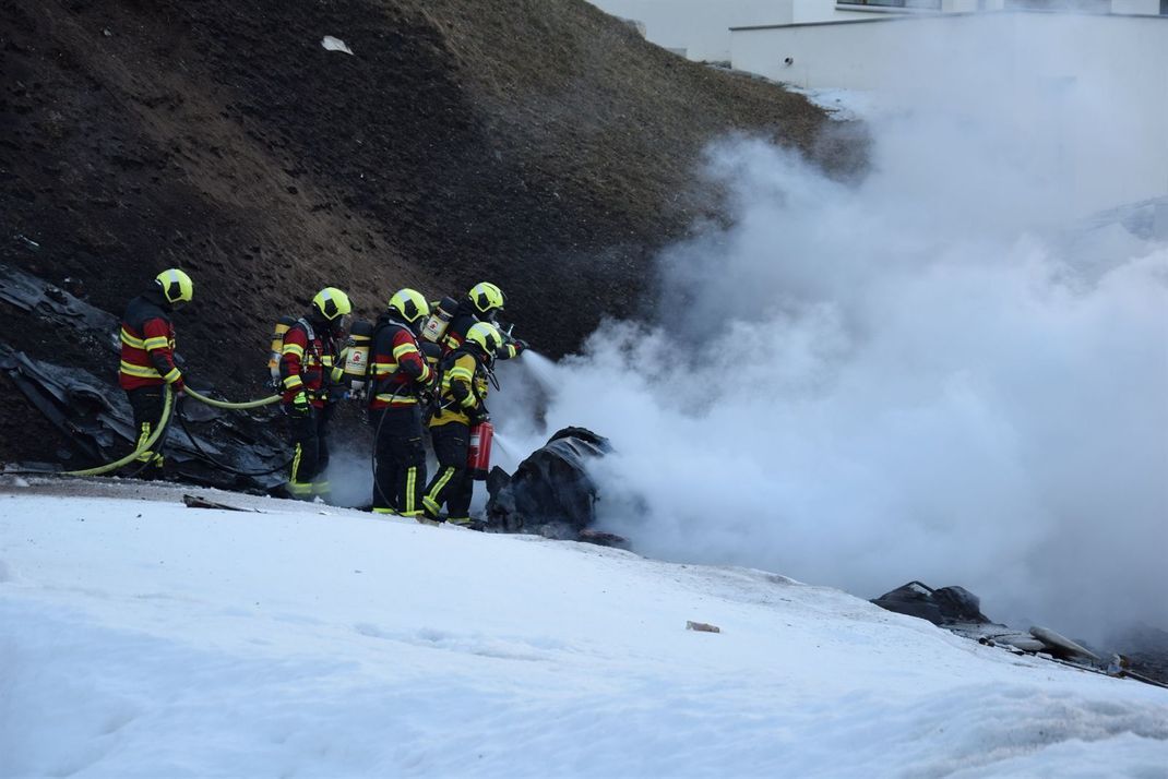 Helfer:innen an der Absturzstelle des Flugzeugs im Einsatz.