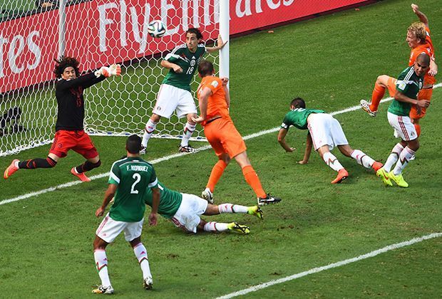 
                <strong>Niederlande vs. Mexiko (2:1): Augen zu und durch</strong><br>
                Auch gegen die Niederlande ist der Mexikaner ein Riesen-Rückhalt für seine Mannschaft. Doch die späten Tore von Sneijder und Huntelaar kann auch er nicht verhindern.
              