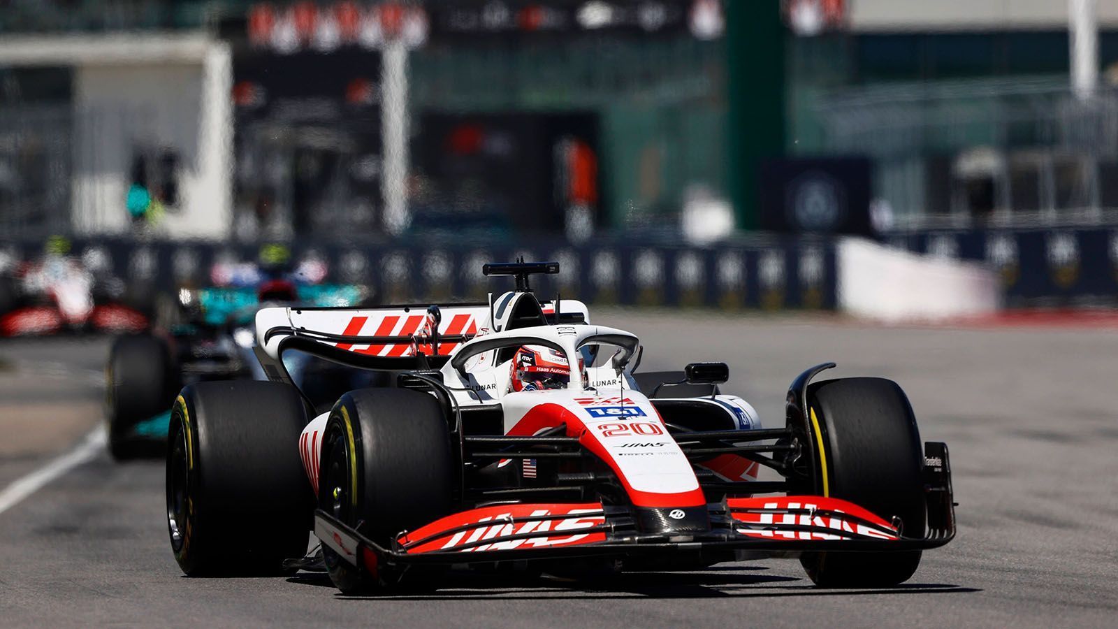 
                <strong>Verlierer: Kevin Magnussen</strong><br>
                Kann sein famoses Qualifying (Platz fünf) nicht in Punkte umwandeln, weil er kurz nach dem Start den Boliden von Lewis Hamilton berührt und sich den Frontflügel beschädigt. Fährt erst weiter, dann wird er von der Rennleitung zum Boxenstopp gezwungen, weil die lädierte Nase seines Autos ein Sicherheitsrisiko darstellt. Kann nach seinem Stopp nicht mehr ins Rennen eingreifen und wird am Ende Letzter.
              