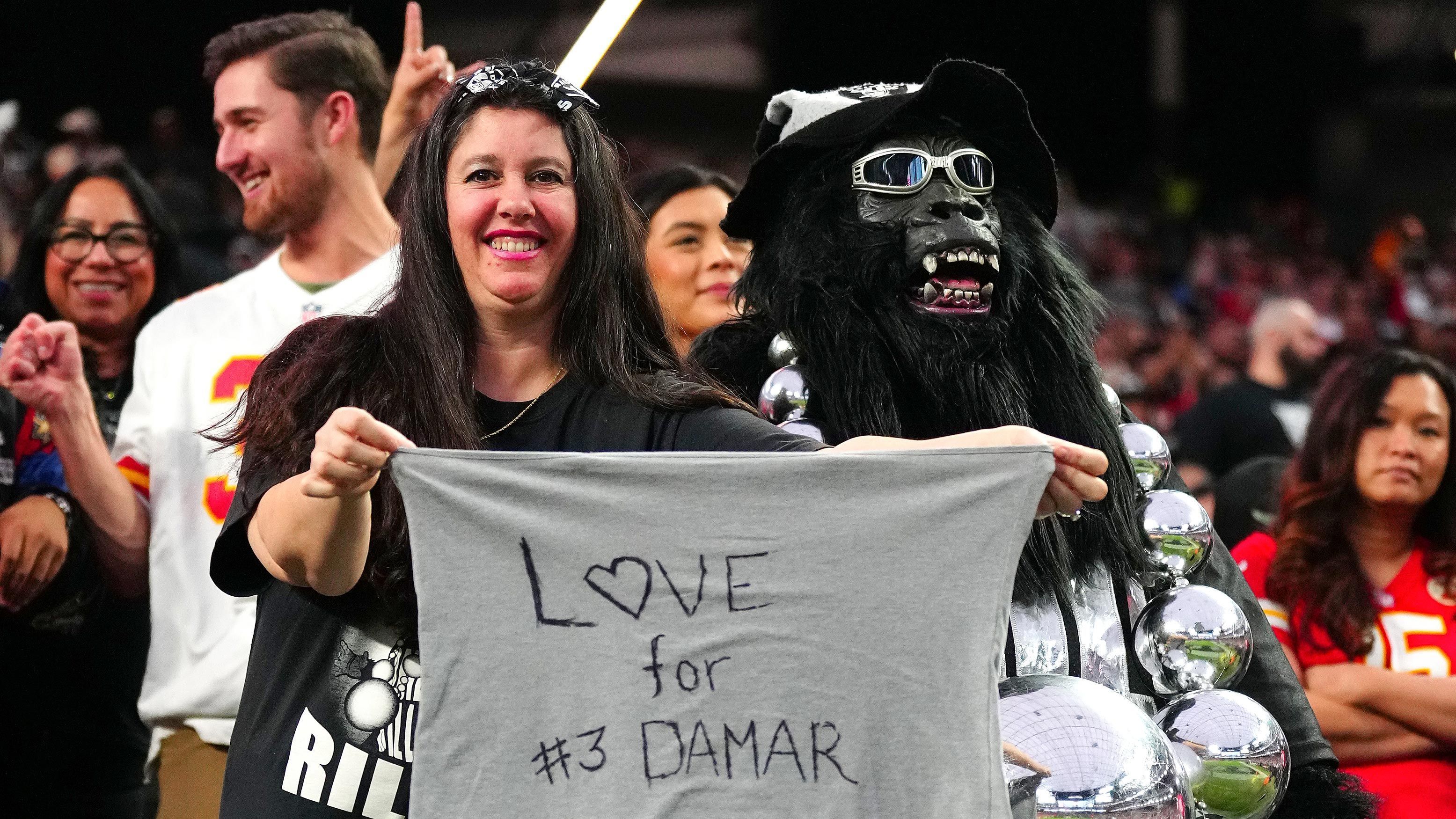 
                <strong>Raiders-Fans</strong><br>
                Neben den Spielern gab es auch schöne Aktionen der Fans. Anhänger der Raiders präsentieren hier ein Banner mit der Aufschrift "Love For #3 Damar".
              