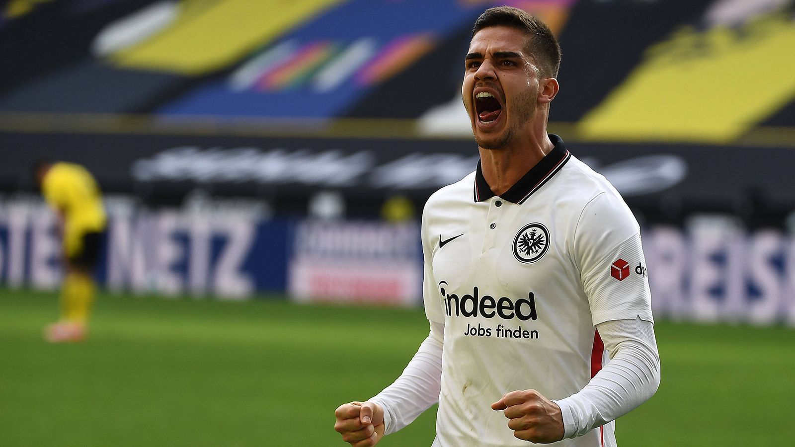 
                <strong>Was passiert mit Top-Stürmer Andre Silva?</strong><br>
                Er ist der Erfolgsgarant der Eintracht in der aktuellen Saison. Er kam per Tauschgeschäft für Ante Rebic und liefert in der aktuellen Spielzeit wie kein Zweiter. In 26 Bundesliga-Spielen erzielte er bis dato 23 Treffer und legte weitere sieben Tore auf. Damit rangiert er in der Torjägerliste auf Platz zwei, vor Erling Haaland und hinter Robert Lewandowski. Völlig logisch, dass das Interesse der europäischen Top-Klubs geweckt wird. Unter anderem Manchester United und der FC Barcelona sollen den 25-Jährigen auf dem Zettel haben. Gut für Frankfurt: Sein Vertrag am Main läuft noch bis 2023.
              