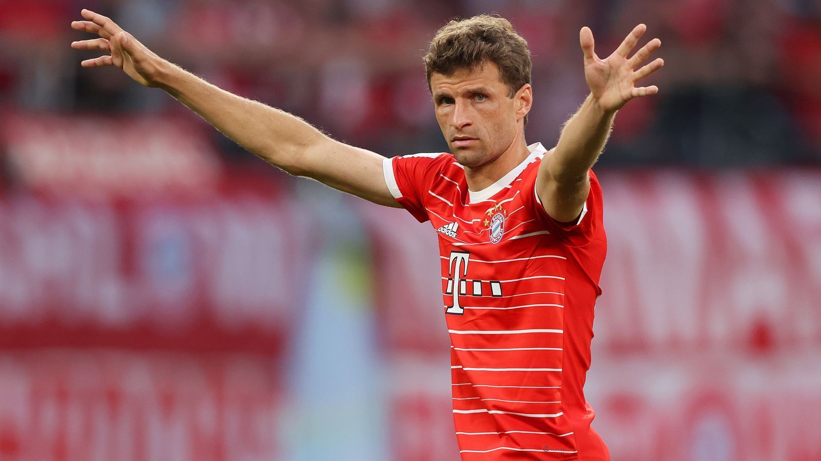 
                <strong>Thomas Müller</strong><br>
                "Radio Müller" sendet wieder - und zwar auf allen Frequenzen. Der ist unterwegs wie ein Duracell-Häschen und überall auf dem Rasen zu finden. Vor allem mit Serge Gnabry tauscht er in der Offensive immer wieder die Positionen und sorgt so für Verwirrung in der Leipziger Defensive. Der ein oder andere kluge Pass gelingt ihm gegen die "Roten Bullen" auch noch. Ein rundum gelungenes Programm also, von "Radio Müller" in Leipzig. ran-Note: 2
              