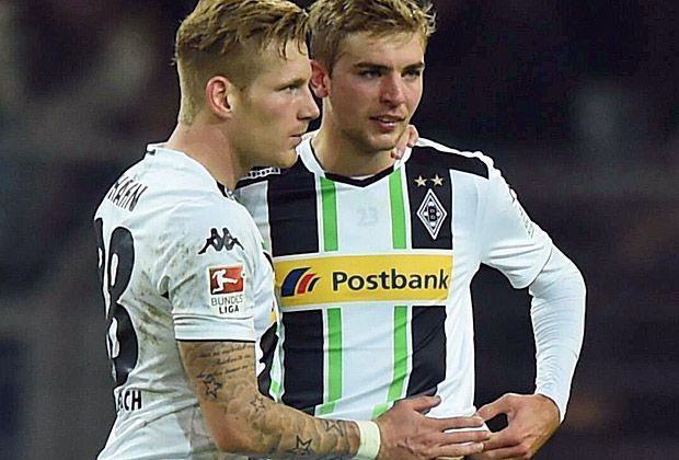 
                <strong>Pechvogel Kramer schießt das "Eigentor des Jahres"</strong><br>
                Zuspruch erhält Kramer auch von seinen Teamkollegen, die ihm unmittelbar nach seinem Fauxpas Trost spenden. "Niemand von uns macht Christoph einen Vorwurf. Wir haben alle schlecht gespielt, deswegen geht die Niederlage auch völlig in Ordnung", stellt Andre Hahn (l.) klar.
              