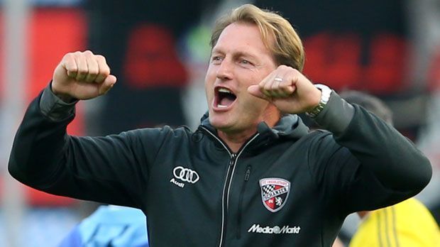 
                <strong>Ralph Hasenhüttl (FC Ingolstadt)</strong><br>
                Ralph Hasenhüttl: Der Aufstieg der "Schanzer" in die Bundesliga ist auch am Gehalt ihres Trainers erkennbar. Der FC Ingolstadt zahlt Hasenhüttl wohl rund 500.000 Euro pro Saison.
              