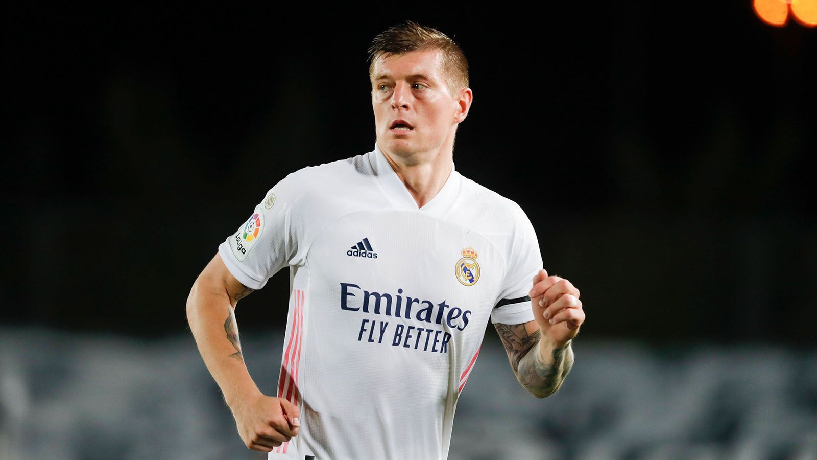 
                <strong>Toni Kroos </strong><br>
                Der FC Bayern wollte Kroos' Gehaltsvorstellungen nicht erfüllen, weshalb er nach der WM 2014 für 25 Millionen Euro nach Madrid ging. Drei Champions-League-Titel und zwei Meisterschaften gewann der Nationalspieler bislang mit den Königlichen.
              