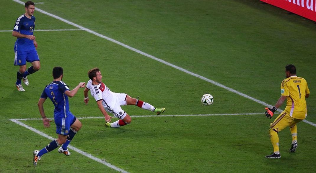 Mario Götze schießt Deutschland zum dritten WM-Titel.