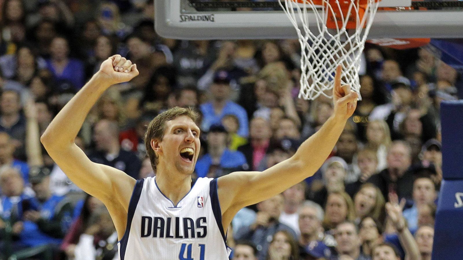 
                <strong>Dirk Nowitzki: Die Meilensteine seiner Karriere</strong><br>
                Der 8. April 2014 ist ein besonderer Tag. 35 Jahre und 293 Tage ist er alt, als er in die Top Ten der erfolgreichsten NBA-Schützen einzieht. Durch 21 Punkte bei den Utah Jazz überholt er Oscar "Big O" Robertson.
              