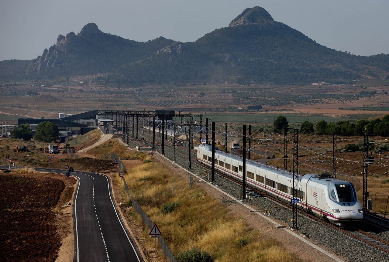Spanien hat ein modernes Netz für Hochgeschwindigkeitszüge. Die AVE fahren 3.100 Kilometer durchs Land und verbinden Spaniens Städte mit einer Geschwindigkeit von bis zu 310 Kilometern pro Stunde. Es ist das längste Streckennetz für Hochgeschwindigkeitszüge in Europa.