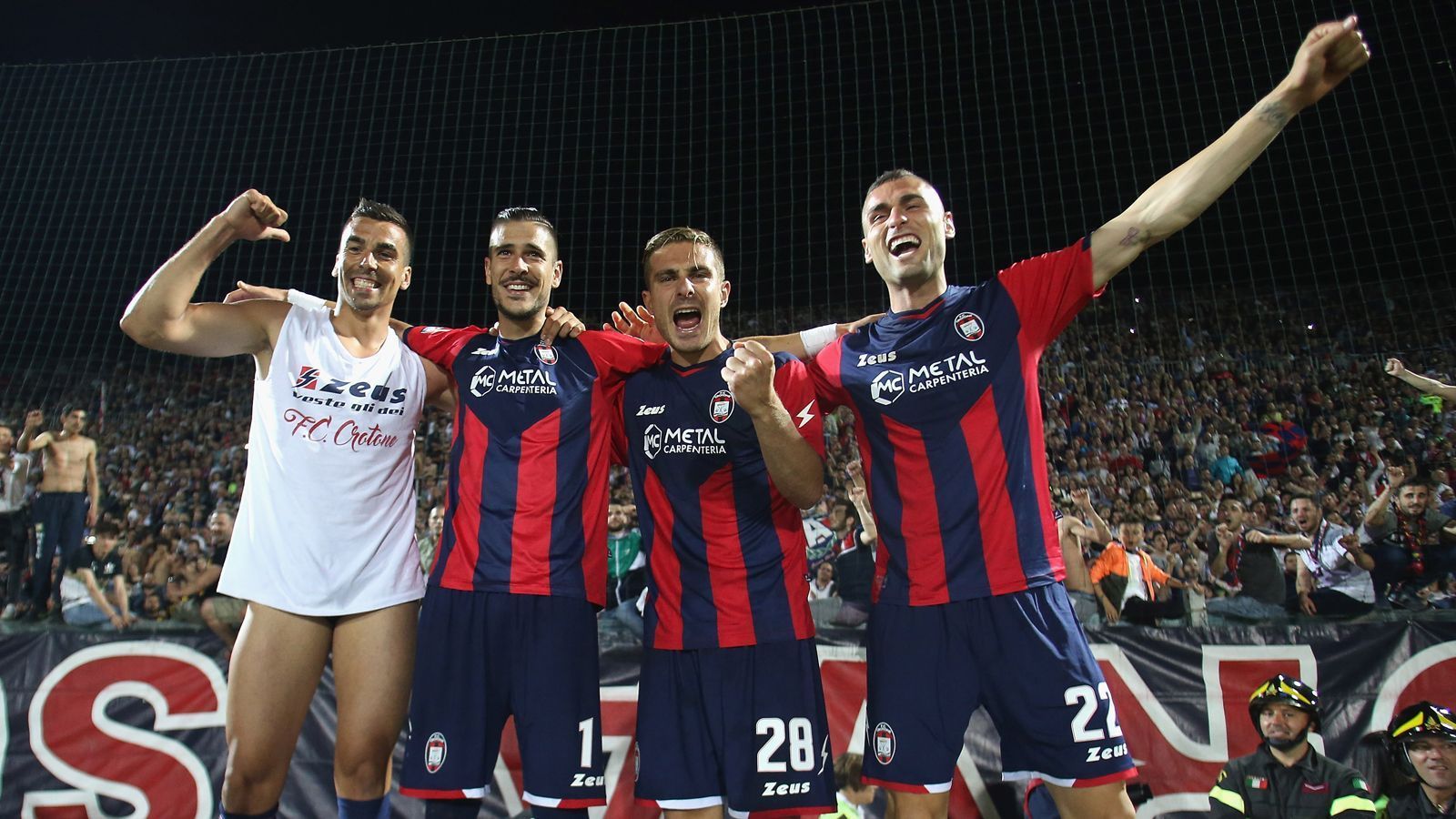 
                <strong>FC Crotone (Italien) - Saison 2016/2017</strong><br>
                Das jüngste Rettungsmärchen ist fast zwei Jahre her. Der FC Crotone schaffte mit einem fulminanten Schlussspurt den Klassenverbleib. Das Team aus Kalabrien hatte nach 29 Spieltagen und gerade einmal drei Siegen noch acht Punkte Rückstand auf das rettende Ufer. Doch aus den letzten neun Saisonpartien holte der Aufsteiger satte 20 Zähler - am letzten Spieltag gewann Crotone mit 3:1 gegen Lazio Rom und überholte noch den FC Empoli. Das Happy End war perfekt!
              