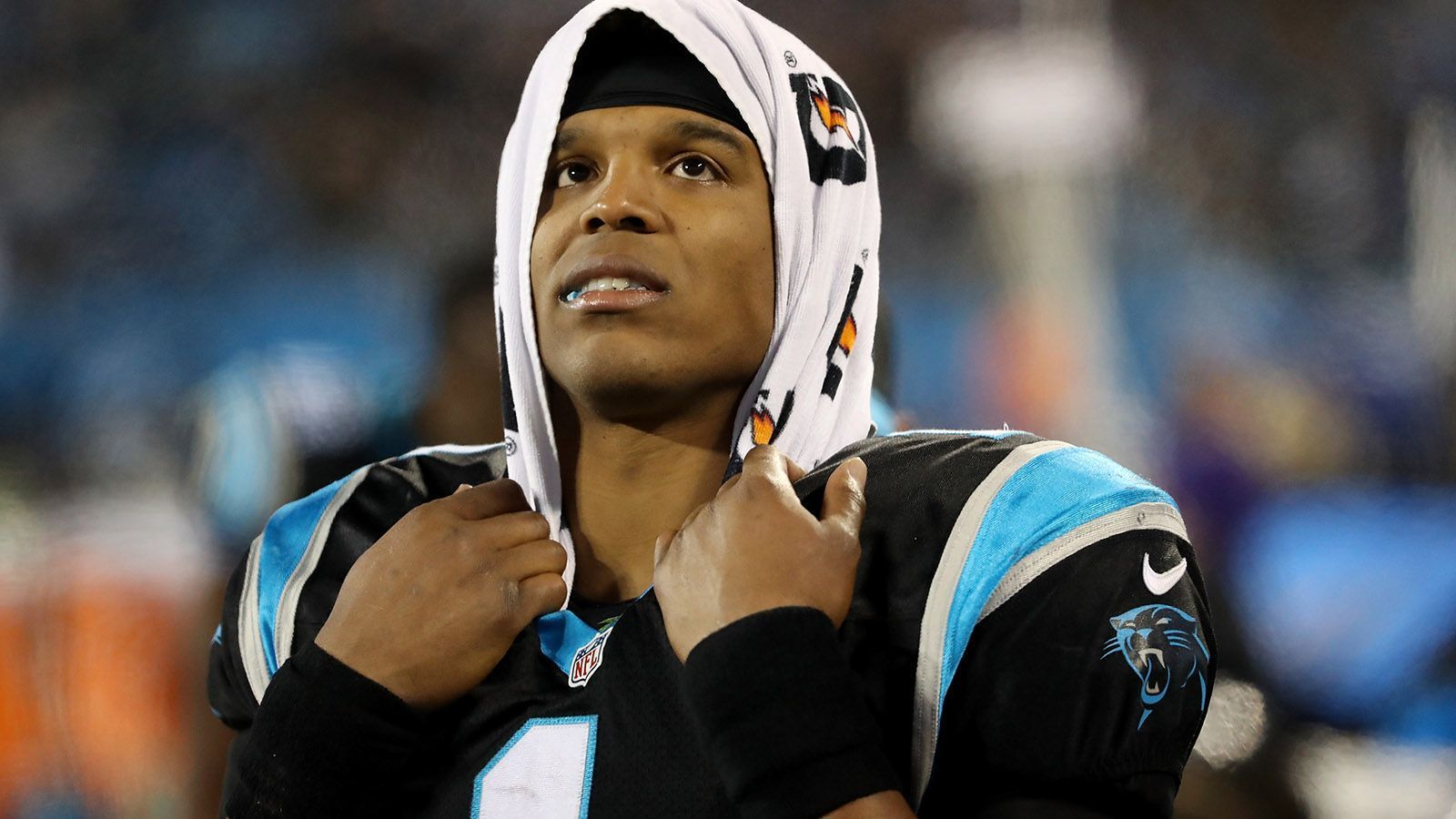 
                <strong>Cam Newton</strong><br>
                Schon seit der Saison 2017 schlägt sich der Panthers-Quarterback mit einer Schulterverletzung herum. Nach der Saison 2018 wurde Newton erneut an der Schulter operiert, zeitweise gab es sogar Gerüchte, dass der MVP von 2015 die komplette Saison 2019 verpassen könnte. Inzwischen sieht es aber so aus, als würde der 29-Jährige bis zum Saisonstart 2019 wieder fit werden. Laut einem Bericht von "ESPN" sei bei der Operation "alles positiv" verlaufen. Newton selbst sagte in einem Radio-Interview, er fühle sich "besser als erwartet". Newtons Verletzung wird als einer der Gründe angesehen, warum die Panthers die Playoffs trotz sechs Siegen aus den ersten acht Partien deutlich verpassten. So hätten ihn dem Bericht zufolge die Schmerzen in der Schulter ab Mitte der Saison von tiefen Würfen abgehalten und auch andere Pässe zu einer komplizierten Angelegenheit werden lassen. Wollen die Panthers wieder um die Playoffs mitspielen, brauchen sie einen gesunden Cam Newton in Topform.
              