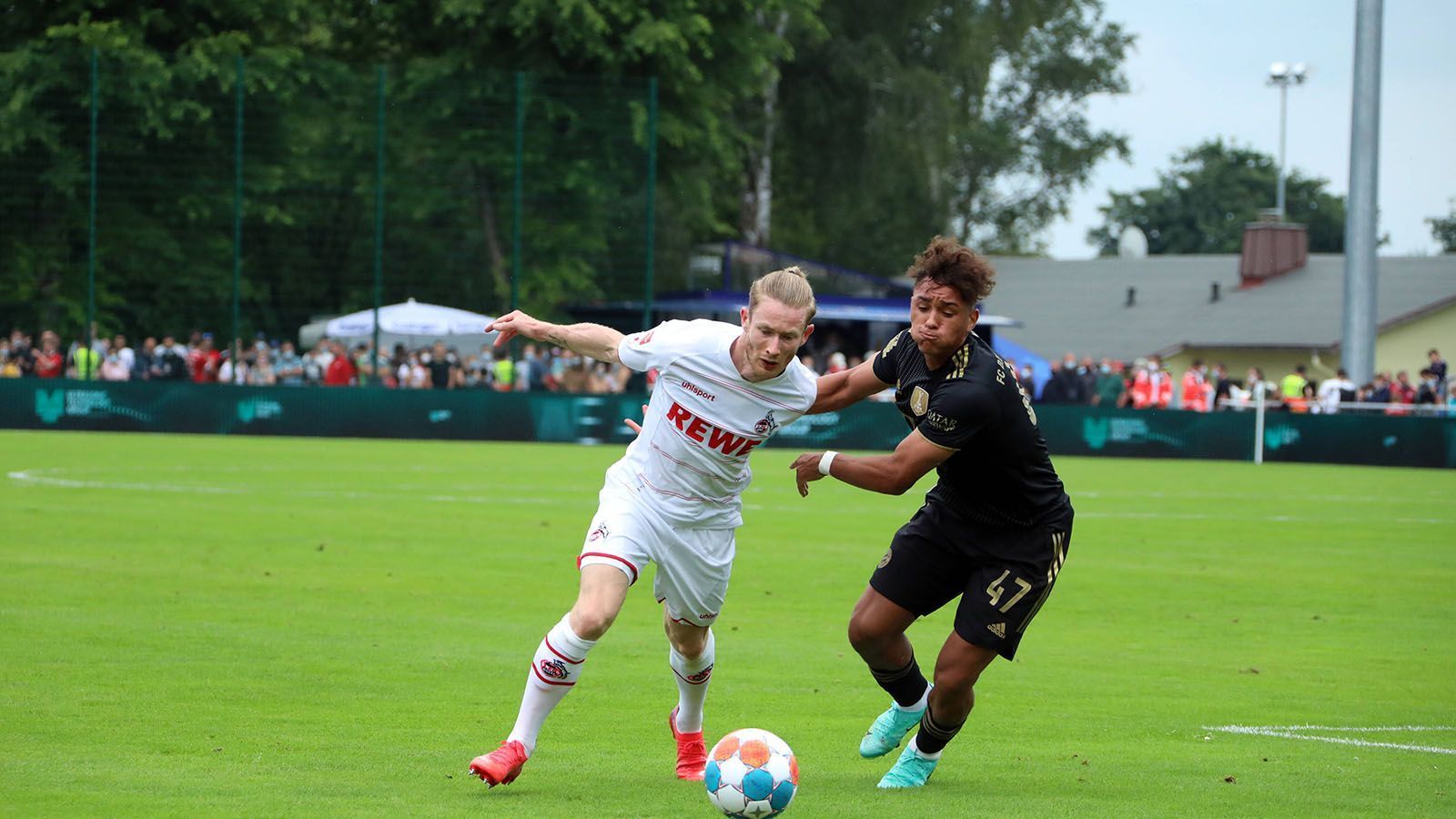 
                <strong>2. Armindo Sieb setzt Ausrufezeichen</strong><br>
                Armindo Sieb (Bild, r.) glänzte als Torschütze für die Bayern und machte auch ansonsten einen guten Eindruck. Der 18-Jährige war in der vergangenen Saison mit viel Getöse aus Hoffenheim nach München gewechselt und hat sich mit seinem Auftritt gegen Köln für weitere Chancen bei den Profis empfohlen. 
              