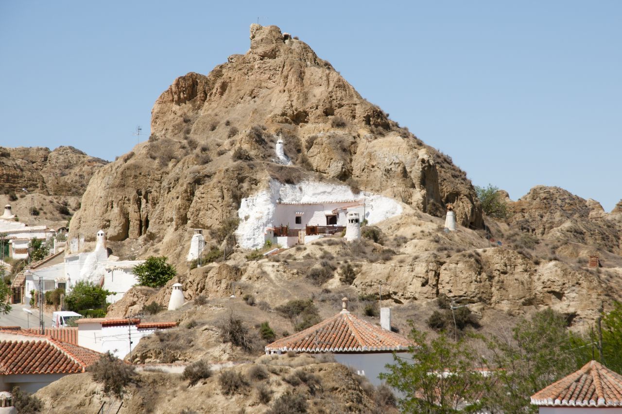 Anders erging es den gut 2.000 Wohnhöhlen im spanischen Guadix. Hier in der Provinz Granada werden sie bis heute bewohnt, teilweise sogar äußerst luxuriös in Stand gesetzt. Einige davon werden auch als Ferienwohnungen vermietet. Schätzungen zufolge sollen hier zwischen 4.000 und 10.000 Menschen leben.