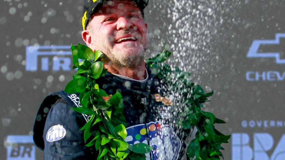 Rubens Barrichello jubelt auf dem Podium der NASCAR Brasilien 2025