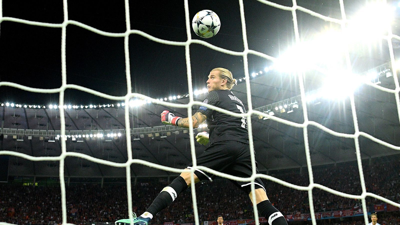 
                <strong>1:3! Karius' zweiter Bock</strong><br>
                Und der zweite Karius-Bock! Bei einem Fernschuss - ja, der Ball flattert ein wenig - greift der deutsche Keeper am Ball vorbei. Das Spielgerät geht über ihn hinweg ins Tornetz - 1:3. Das Ende aller Hoffnungen.
              