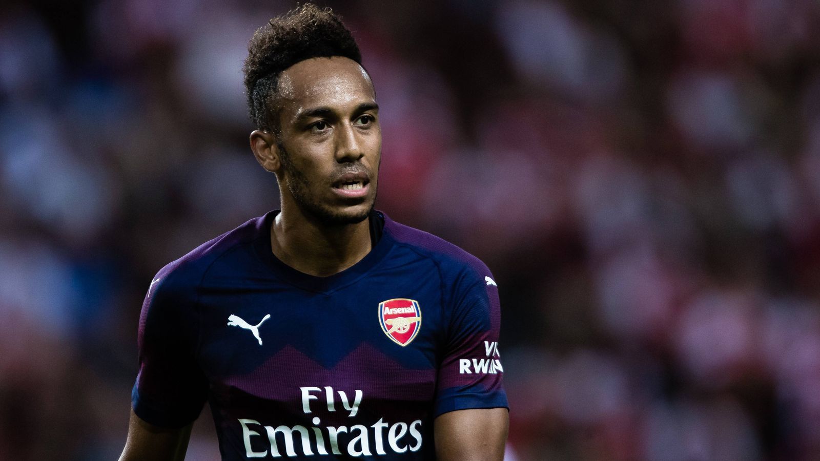 
                <strong>Startet Aubameyang durch? </strong><br>
                Überhaupt stammen einige der Schlüsselspieler aus der Bundesliga. Im Mittelfeld wären da auch noch Granit Xhaka und Mesut Özil zu nennen, im Sturm Pierre-Emerick Aubameyang (Foto). Der Ex-Dortmunder schoss in der Rückrunde zehn Tore, hatte aber auch schwache Spiele. Lehmann sagt in der Sport Bild: "Aubameyang weiß selbst, dass da noch mehr kommen muss." ran.de Prognose: Arsenal hat gute Chancen, Konkurrenten wie Manchester United und Chelsea hinter sich zu lassen. Für den ganz großen Wurf reicht es aber nicht.
              