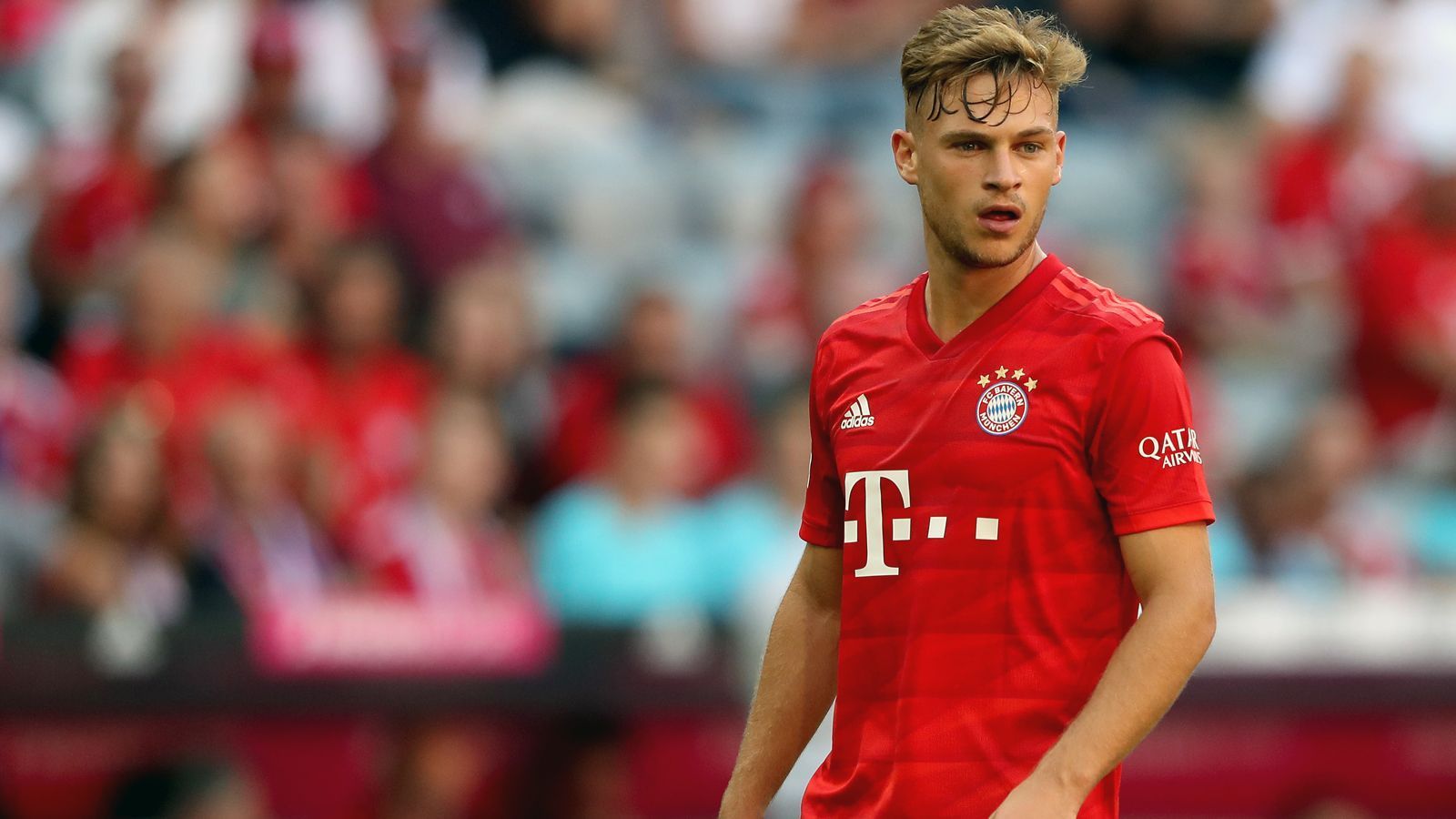 
                <strong>Joshua Kimmich (Spieler im Profikader)</strong><br>
                Mit seinen erst 24 Jahren ist Joshua Kimmich schon vier Mal Meister mit dem FC Bayern geworden. Seine Anfänge im Profifußball nahm der Außenverteidiger allerdings zwischen 2013 und 2015 bei RB Leipzig. Seinerzeit benötigte das Talent nur je eine Saison in der 3. Liga bzw. 2. Bundesliga, um sich in den Fokus des FCB zu spielen. Nachdem Kimmichs Jugendverein VfB Stuttgart von einer Rückkaufoption Gebrauch machte, verkauften ihn die Schwaben dann gewinnbringend direkt nach München weiter. Spätestens seit Philipp Lahms Karriereende im Sommer 2017 ist Kimmich als Rechtverteidiger des Serienmeisters nicht mehr wegzudenken. 
              