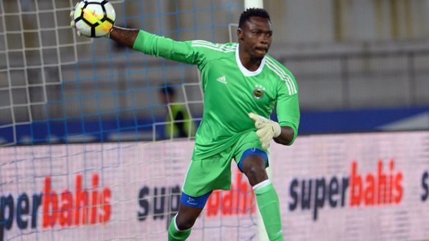 
                <strong>Carlos Kameni (Fenerbahce Istanbul)</strong><br>
                Le Havre, Espanyol Barcelona, Malaga - bei all seinen Ex-Klubs war Torhüter Carlos Kameni die Nummer 1. Doch nun muss sich der 33-Jährige vorerst einmal mit der Backup-Rolle begnügen. Denn der kamerunische Neuzugang von Fenerbahce Istanbul konnte sich in der Vorbereitung nicht gegen Fenerbahces Urgestein Volkan Demirel durchsetzen. Olympiasieger Kameni unterschrieb für drei Jahre bei den Türken.
              